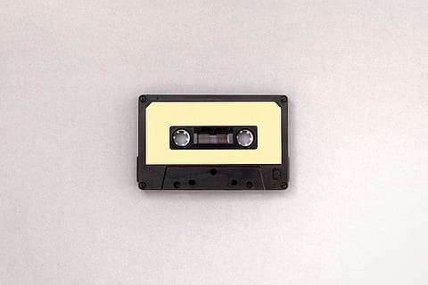 Foto, sort, Brun, kassettebånd, hvid, overflade, retro stil, kassette, lydkassette, teknologi, udstyr, enkelt objekt, gammeldags, indendørs, retro stylet, gul, ingen mennesker, kopiere plads, elektricitet, tæt på, murbygningsfunktion, studio skud, musik, forbindelse, hvid farve, stilleben, meddelelse, hvid baggrund, gammel, skåret ud, elektrisk udstyr, Strømforsyning, 2K, CC0, offentligt domæne, royaltyfrie