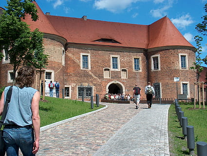 Belzig, slot, arkitektur, mennesker, turist, turisme, historie, berømte sted, bygning udvendig, bygget struktur, bygning, herrer, træ, rigtige mennesker, gruppe af mennesker, Kvinder, plante, natur, voksen, dag, himmel, hus, afslappet tøj, livsstil, udendørs, fritidsaktivitet, 1080P, CC0, offentligt domæne, royaltyfrie