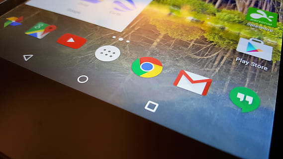 sort android smartphone, tablet, android, computerteknologi, computer, teknologi, skærm, elektronik, touchscreen, grænseflade, mobil, ingen mennesker, multi farvet, tæt på, dag, udendørs, bord, meddelelse, indendørs, tekst, vestlige script, høj vinkel visning, papir, kunstkultur og underholdning, stilleben, fritidsspil, nummer, kreativitet, menneskelig repræsentation, retning, skilt, valg, symbol, 5K, CC0, offentligt domæne, royaltyfrie