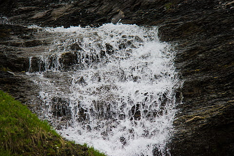 rierol de muntanya, cascada, aigües, bombolla, naturalesa, pedres, idíl·lic, bach, murmuri, fred, aigua, muntanyes, torrent, flux, alpí, moviment, bellesa a la natura, cap gent, escenics - natura, mar, dia, terra, esquitxades, esport aquàtic, rock, esport, moviment borrós, sòlid, vista d’angle alt, a l'aire lliure, aigua que flueix, poder a la natura, que flueix, 2K, CC0, domini públic, lliure de regalies