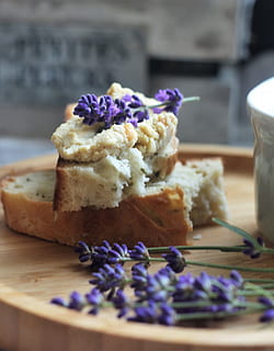 torta a fette, lavanda, pane, erbe aromatiche, aromi, cucina sana, cucina casalinga, cibo tradizionale, l'odore di, aroma, Spezia, cibo e bevande, freschezza, cibo, fiore, pianta fiorita, viola, messa a fuoco selettiva, pianta, in casa, mangiare sano, nessuno, avvicinamento, cibo dolce, al forno, tavolo, torta, dolce, pronto a mangiare, benessere, tentazione, 4K, CC0, dominio pubblico, privo di copyright