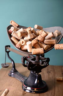 Dopuri, scară, greutate, epocă, dopuri de vin, vin, retro, fundal colorat, studio shot, grup mare de obiecte, nici o persoana, în interior, a închide, zi, masa, umană, lemn - material, partea corpului uman, o persoana, metal, mână, natură moartă, deținere, mancare si bautura, să se concentreze asupra primelor elemente, albastru, mașini, ceașcă, cafea - băutură, fundal albastru, 4K, CC0, domeniu public, fără drepturi de autor