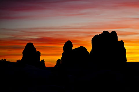 siluet, formasi batuan, matahari terbenam, backlit, awan, Fajar, senja, idilis, pemandangan, alam, batu, indah, langit, matahari terbit, melihat, bayangan hitam, warna oranye, adegan yang tenang, scenics - alam, keindahan di alam, tidak ada orang, awan - langit, ketenangan, padat, agama, kerohanian, batu - benda, Arsitektur, tempat beribadah, kepercayaan, 2K, CC0, domain publik, bebas royalti