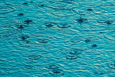 legeme, vandfotografering, regn, sommer, vand, piblede, dag, fuld ramme, ingen mennesker, natur, baggrunde, høj vinkel visning, koncentriske, dråbe, mønster, blå, udendørs, våd, ro, havnefronten, pool, bevægelse, svømmepøl, turkisfarvet, renhed, regndråbe, ren, 5K, CC0, offentligt domæne, royaltyfrie