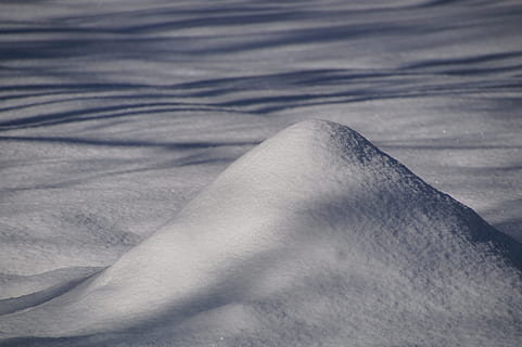 neve, inverno, sombra, invernal, branco, Nevado, humor, natureza, frio - temperatura, origens, ninguém, ao ar livre, fechar-se, quadro completo, agua, dia, uma pessoa, parte do corpo humano, mulheres, parte do corpo, perna humana, adulto, seção baixa, cama, pessoas reais, têxtil, pele humana, deitado, fêmeas, Folha, atividade de lazer, meio, linho, pé humano, membro humano, mulher bonita, 5K, CC0, domínio público, royalty free