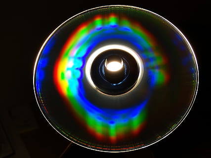 cd, dvd, computer, digital, sølv, farve, fedt nok, lys, lichtspiel, om, distrikt, hjul, disk, multi farvet, cirkel, geometrisk form, indendørs, form, tæt på, sort baggrund, teknologi, ingen mennesker, objektiv - optisk instrument, enkelt objekt, belyst, stilleben, glas - materiale, afspejling, abstrakt, regnbue, studio skud, lys - naturligt fænomen, glas, 1080P, CC0, offentligt domæne, royaltyfrie