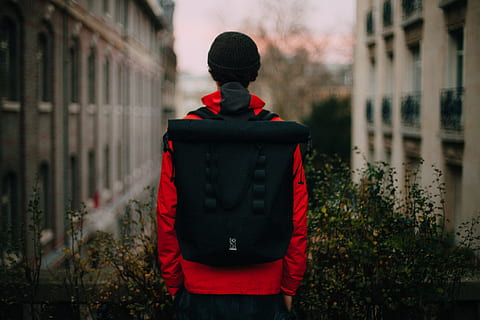 uomo, zaino, in piedi, davanti, pianta, persona, verde, piante, giacca rossa, nero, terrazza, all'aperto, persone, una persona, retrovisore, uomini, scena urbana, rosso, solo bambini, inverno, capi di abbigliamento, albero, cappello, persone reali, concentrarsi sulle conoscenze acquisite, giorno, architettura, esterno dell'edificio, stili di vita, dalla vita in su, attività di svago, natura, vestiti caldi, uniforme, 5K, CC0, dominio pubblico, privo di copyright