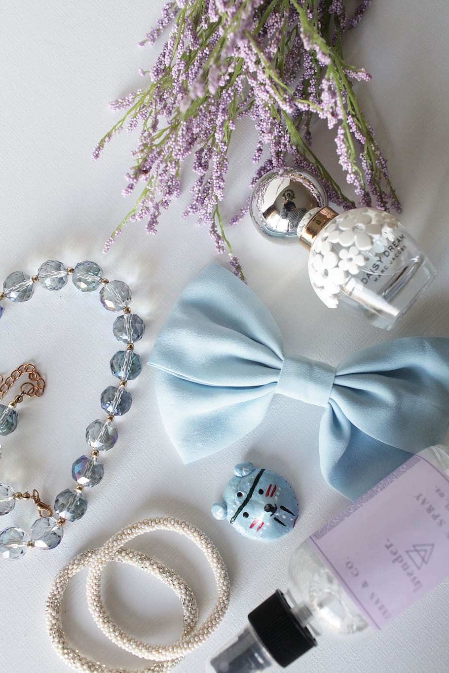 joieria, accessoris, arc, comptes, flatlay, espígol, perfum, flor, a l'interior, cap gent, planta amb flors, planta, vista d’angle alt, natura morta, collaret, Color blanc, primer pla, taula, decoració, celebració, moda, riquesa, joies de perles, accessori personal, diamant - pedres precioses, luxe, porpra, 5K