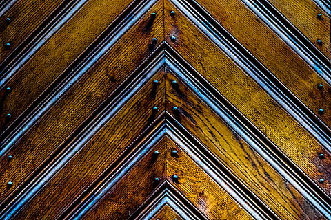triangular, marró, fusta, panell, tancar, foto, textura, fons, forma geomètrica, estructura, angle, groc, plata, material de fusta, patró, resum, primer pla, marc complet, cap gent, arquitectura, dia, disseny, vista d’angle baix, estructura construïda, forma, porta, repetició, entrada, a l'interior, 4K, CC0, domini públic, lliure de regalies
