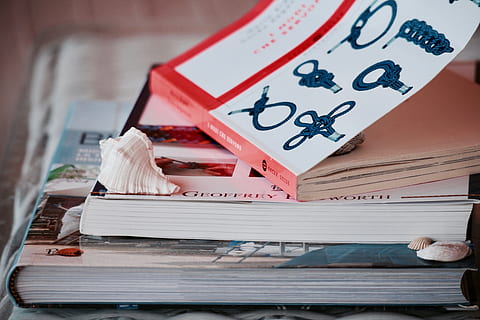 été, livres, école, recherche, fermer, Les données, document, éducation, faits, à l'intérieur, information, noeuds, coquilles, texte, personne, empiler, papier, livre, publication, la communication, grand groupe d'objets, nature morte, table, bois - matériau, émotion, émotion positive, amour, lettre, vue grand angle, journée, 5K, CC0, domaine public, libre de droits