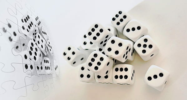 jugar, joc, cub, casino, risc, sort, oci, tancar, plaer, craps, passatemps, benefici, sorteigs, jugadors, jocs d’oci, oportunitat, daus, Color blanc, a l'interior, grup d'objectes, tacat, relaxació, activitat d'oci, gran grup d'objectes, cap gent, natura morta, nombre, cultura i entreteniment artístic, grup, tir de l'estudi, vista d’angle alt, patró, 2K, CC0, domini públic, lliure de regalies