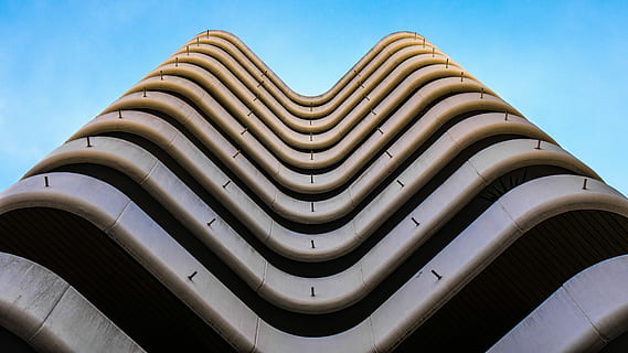 gris, negre, de gran alçada, edifici, edifici alt, arquitectura, sostre, cap gent, a l'aire lliure, transport, cel, dia, primer pla, estructura construïda, patró, naturalesa, modern, exterior de l'edifici, vista d’angle baix, llum solar, ciutat, cel clar, metall, repetició, viatjar, 4K, CC0, domini públic, lliure de regalies