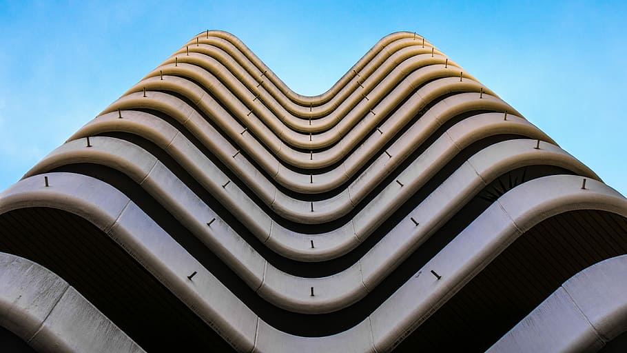 gris, negre, de gran alçada, edifici, edifici alt, arquitectura, sostre, cap gent, a l'aire lliure, transport, cel, dia, primer pla, estructura construïda, patró, naturalesa, modern, exterior de l'edifici, vista d’angle baix, llum solar, ciutat, cel clar, metall, repetició, viatjar, 4K