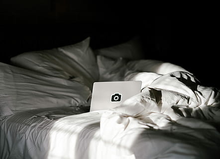 fotografia, grigio, computer portatile, materasso, bianca, copriletto, computer, il computer portatile, letto, luce del sole, ombra, mobilia, Camera da letto, stanza domestica, in casa, cuscino, biancheria, foglio, rilassamento, tessile, nessuno, messa a fuoco selettiva, comunicazione, stili di vita, interno di casa, numero, spiegazzato, assenza, confortevole, piumone, 5K, CC0, dominio pubblico, privo di copyright