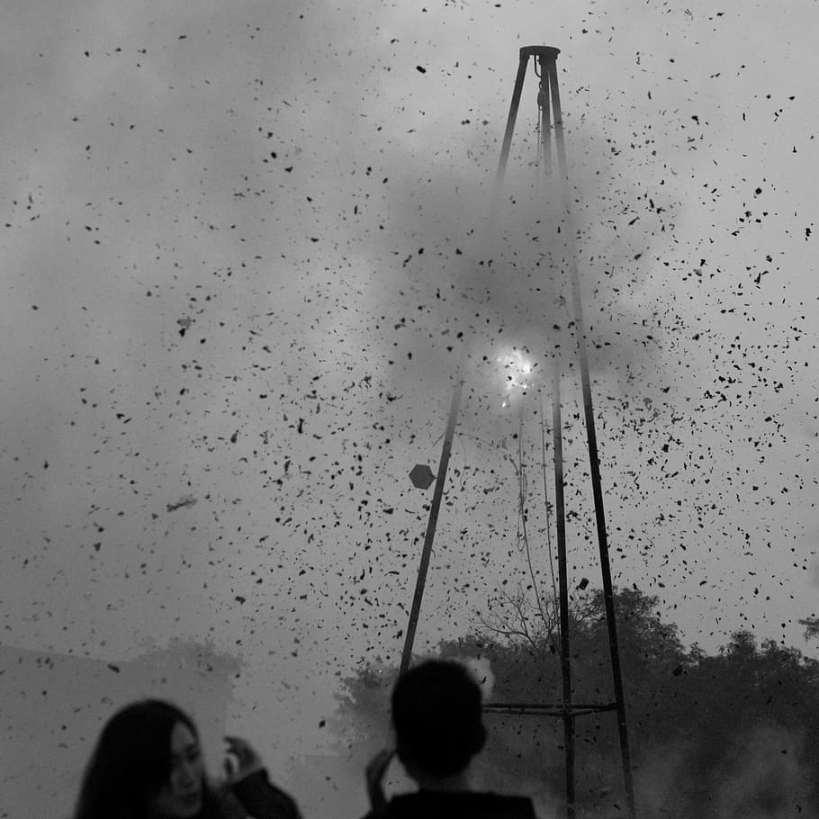 esplosione, fuoco, Fumo, detriti, persone, in casa, uomini, gruppo di persone, Inquadratura dal basso, persone reali, movimento, natura, attrezzatura per l'illuminazione, stili di vita, architettura, illuminato, caratteristica della parete, struttura costruita, finestra, donne, solidarieta, maschi, soffitto, 2K