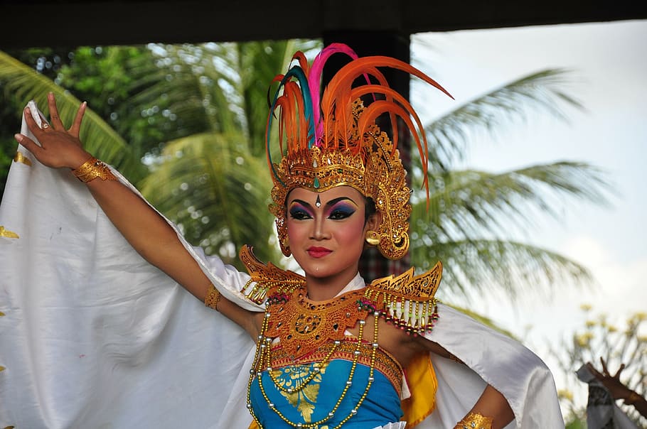 dona, portar, colorit, vestit, toc, bali, ballarina, tradicionalment, ballar lateral, només una jove, només dones, una sola dona, només adults, adult jove, dona guapa, retrat, ploma, mirant la càmera, una persona, roba tradicional, roba, vista frontal, dia, barreteria, celebració, adult, estils de vida, dones, màscara, màscara - disfressa, activitat d'oci, persones reals, disfressar-se, 4K