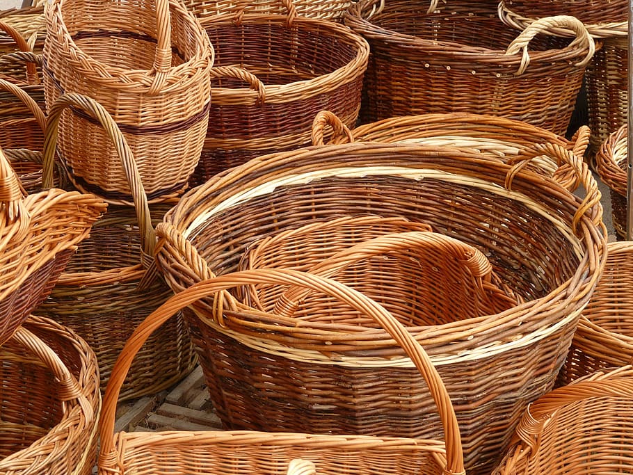 Brun, kurvmængde, flet, kurve, væve, pil, flettet materiale, håndværk, marked, sælge, salgsstandard, fuld ramme, kurv, baggrunde, ingen mennesker, beholder, stor gruppe af objekter, stilleben, tæt på, dag, stak, mønster, høj vinkel visning, detalje, udendørs, overflod, reb, tekstureret, fiskeri, kompleksitet, sammenfiltrede, fiskeindustrien, sammenflettet, 2K