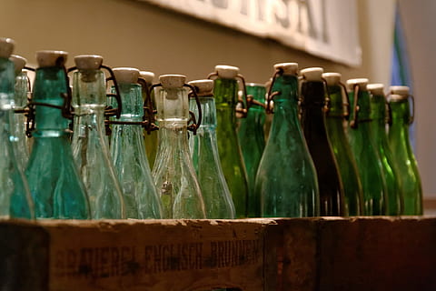 Zielony, szklane butelki, brązowy, drewniany, uchwyt na butelkę, zielone szkło, uchwyt, butelki, pusty, walizka, napoje, drink, butelka, alkohol, piwo - alkohol, lager, butelka piwa, żadnych ludzi, jedzenie i picie, zielony kolor, butelka wina, półka, wewnątrz, pojemnik, z rzędu, duża grupa obiektów, odświeżenie, biznes, selektywne skupienie, szkło - materiał, pokój domowy, magazyn, obfitość, wino, zamówienie, linia produkcyjna, produkcja wina, 1080P, CC0, domena publiczna, darmowe zdjęcia