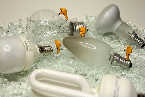 genbrug, lamper, miniature figurer, lys, energi, energiesparlampe, led, bortskaffelse, miljø, bæredygtighed, nuværende, spænding, arbejdstøj, lys pære, beskyttelsesudstyr, psa, volt, watt, oparbejdning, industriel, adskillelse, kaste væk samfundet, miljøbeskyttelse, bortskaffelse af affald, gammel, affaldsseparation, spild, indendørs, studio skud, repræsentation, ingen mennesker, grå, menneskelig repræsentation, tæt på, hjemlige værelse, legetøj, natur, figur, badeværelse, vandhane, bolig badeværelse, stor gruppe af objekter, kunstig, sundhedspleje og medicin, hjem, vand, synker, 5K, CC0, offentligt domæne, royaltyfrie