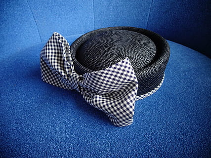 Toque, Hut, cockapoo, Mode, Kleidung, Blau, Eleganz, persönliches Accessoire, Textil-, drinnen, High Angle View, keine Leute, Stillleben, Karomuster, Nahansicht, Muster, einzelnes Objekt, Abwesenheit, zwei Objekte, Denim, Tabelle, Sport, Schuh, texturiert, Sicherheit, Tasche, Blauer Hintergrund, Jeans, Herrenbekleidung, 4K, CC0, gemeinfrei, lizenzfrei