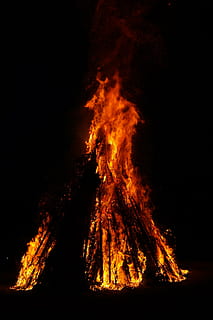 falò, mezza estate, fuoco, bruciare, fiammata, fiamma, rosso, giallo, buio, notte, solstizio, giorno di San Giovanni, john day, fuoco del ricordo di, solstizio d'estate, notte di San Juan, Festival, Dogana, evolutiva, il giorno, credenza popolare, celebrazioni di mezza estate, fuoco speziato, simbolismo, sole, sella delle streghe, Reichenbach, unterboehringen, streghe gobba, fuoco - fenomeno naturale, calore - temperatura, ardente, nessuno, colore arancione, terra, natura, movimento, sfondo nero, all'aperto, colore nero, che esplode, vulcano, fumo - struttura fisica, segnale di pericolo, esplosivo, 5K, CC0, dominio pubblico, privo di copyright