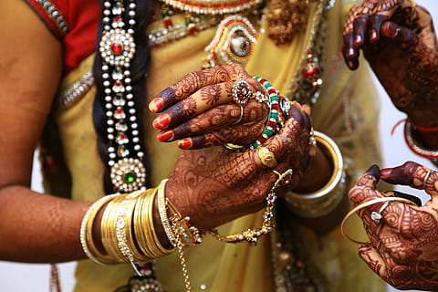anell de noces, kangan, mehandi, braçalet, casament, casat, núvia, polsera, tatuatge d'henna, esdeveniment, adult, celebració, roba tradicional, tatuatge, esdeveniments de la vida, secció mitjana, religió, centrar-se en primer pla, dones, cerimònia del casament, mà, ungles, 5K, CC0, domini públic, lliure de regalies