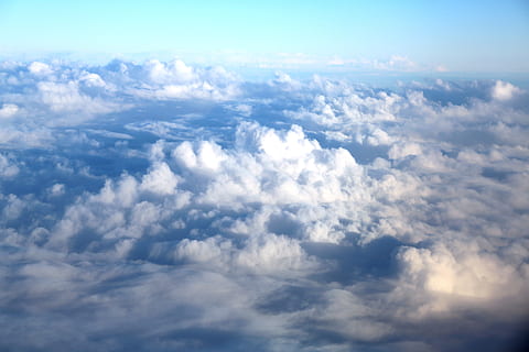 aérien, photo, blanc, des nuages, ciel, bleu, nuages ​​blancs, horizon, des nuages ​​orageux, nuage - ciel, beauté dans la nature, paysages - nature, tranquillité, cloudscape, la nature, personne, scène tranquille, journée, idyllique, en plein air, arrière-plans, environnement, vue aérienne, duveteux, couleur blanche, météorologie, lumière du soleil, au dessus de, douceur, 5K, CC0, domaine public, libre de droits