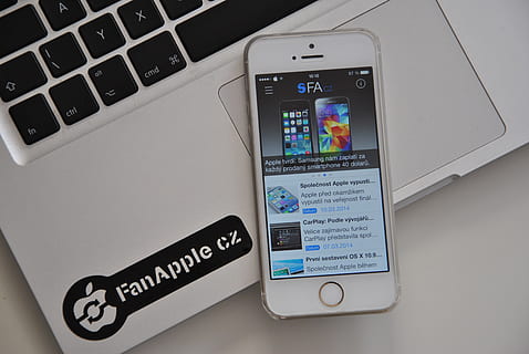 iphone, macbook, apple, ios, ajfoun, wireless technology, communication, technology, connection, portable information device, smart phone, laptop, computer, computer equipment, keyboard, mobile phone, text, western script, computer keyboard, indoors, computer network, internet, no people, directly above, high angle view, global communications, 4K, CC0, public domain, royalty free