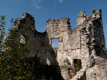 fönster, gammal, sten, ruiner, konstruktion, undervegetation, täckt, arkitektur, historia, det förflutna, byggd struktur, gammal ruin, himmel, lågvinkelvy, skadad, natur, övergiven, dag, Spring ner, inget folk, förstörd, växt, fast, byggnad, byggnad exteriör, försämring, utomhus, uråldrig civilisation, arkeologi, stenmur, 2K, CC0, offentligt domän, royaltyfria