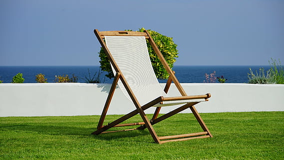 marrón, blanco, silla de cubierta, suelo, de madera, plegable, salón, verde, pastos, tiempo de día, todavía, artículos, cosas, silla, césped, cuidado, hierba, pared, plantas, arbustos, agua, cielo, horizonte, ocio, color verde, campo, nadie, árbol, crecimiento, día, cielo limpio, naturaleza, al aire libre, planta, mar, asiento, tierra, tranquilidad, horizonte sobre el agua, verano, belleza en la naturaleza, escena tranquila, 4K, CC0, dominio público, libre de derechos