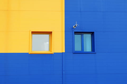 amarillo, azul, cristales de las ventanas, de madera, enmarcado, ventanas de panel de vidrio, fachada, edificio, ventana, arquitectura, estructura construida, exterior del edificio, nadie, día, pared - característica de la construcción, fotograma completo, cerrado, al aire libre, casa, material de vidrio, Distrito residencial, vista de ángulo bajo, antecedentes, ciudad, pared, 2K, CC0, dominio público, libre de derechos