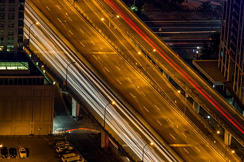 foto, grigio, calcestruzzo, strada, costruzione, ore notturne, Ciao, modo, lasso di tempo, notte, tempo, fotografia, architettura, infrastruttura, buio, città, luci, auto, viaggio, urbano, velocità, movimento, illuminato, lunga esposizione, sentiero leggero, mezzi di trasporto, nessuno, struttura costruita, modo di trasporto, vita di città, movimento sfocato, traffico, esterno dell'edificio, vista dall'alto, ponte - struttura fatta dall'uomo, paesaggio urbano, autostrada a più corsie, edificio per uffici esterno, 5K, CC0, dominio pubblico, privo di copyright