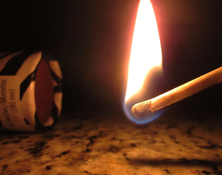 coincidir, foc, ombra, flama, cremar, foc, ombra, matchstick, cremant, calor - temperatura, cap gent, primer pla, foc - fenomen natural, il·luminat, naturalesa, brillant, a l'interior, centrar-se en primer pla, material de fusta, color taronja, equips d’il·luminació, moviment, comunicació, senyal d'advertència, signe, llum elèctrica, 2K