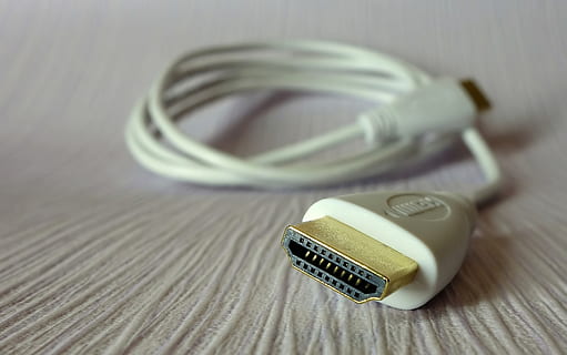 hdmi, kabel, plug, verbinding, computer, video-, scherm, TV, Televisie kijken, gegevens, tafel, binnenshuis, technologie, computerkabel, stilleven, detailopname, geen mensen, communicatie, uitrusting, netwerkaansluitingsstekker, hout - materiaal, focus op de voorgrond, Draadloze technologie, elektriciteit, hoge hoekmening, opgerold, internet, computer netwerk, houtnerf, 2K, CC0, publiek domein, royaltyvrij