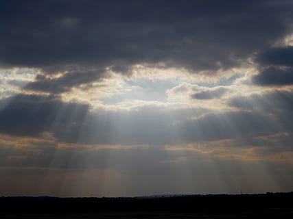 raggio di sole, nuvoloso, cielo, nuvole, denso, buio, orlatura, dorato, luce del sole, raggi, sfondare, radiante, la tranquillità, scena tranquilla, natura, nuvola - cielo, bellezza nella natura, Paesaggi, scenics - natura, nessuno, ambiente, paesaggio, tempesta, cielo drammatico, tramonto, all'aperto, Cloudscape, orizzonte, meteorologia, 2K, CC0, dominio pubblico, privo di copyright