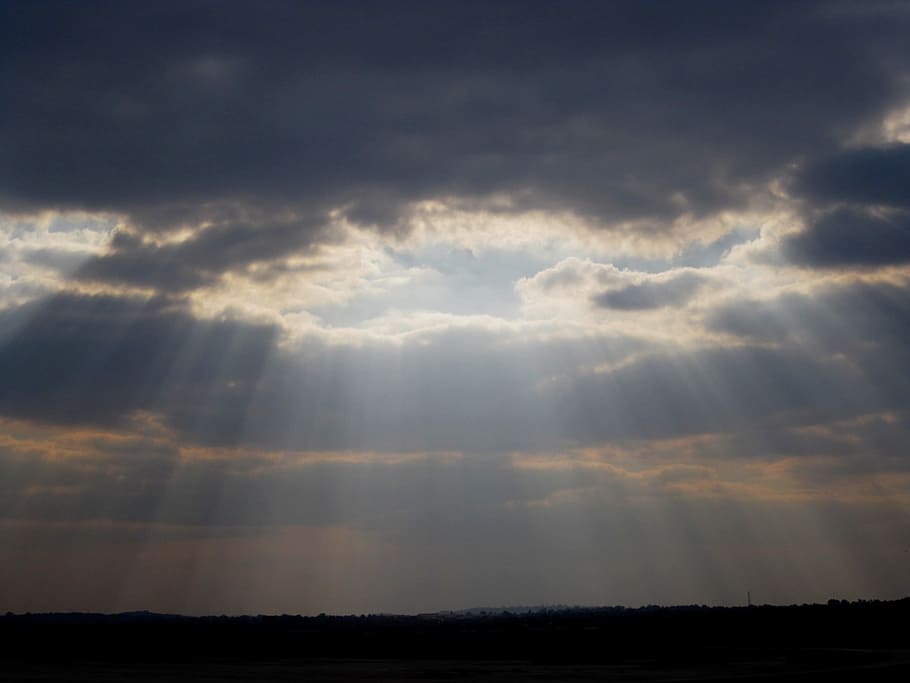 raig de sol, ennuvolat, cel, núvols, densa, fosc, vores, daurat, llum solar, raigs, trencar, radiant, tranquil·litat, escena tranquil·la, naturalesa, núvol - cel, bellesa a la natura, escenics, escenics - natura, cap gent, medi ambient, paisatge, tempesta, cel dramàtic, posta de sol, a l'aire lliure, cloudscape, núvol, horitzó, meteorologia, 2K