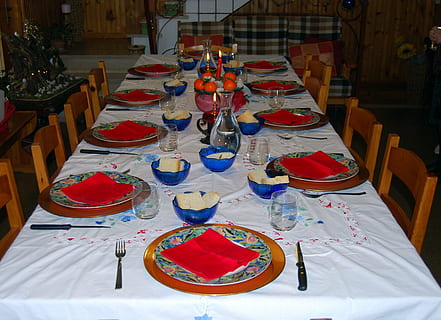 table, apparecchiata, dishes, cutlery, glasses, chairs, empty, cloth, candles, refined, christmas, feast, tablecloth, place setting, setting, indoors, dining table, plate, arrangement, no people, glass, absence, food and drink, high angle view, furniture, drinking glass, household equipment, large group of objects, seat, kitchen utensil, chair, luxury, 2K, CC0, public domain, royalty free