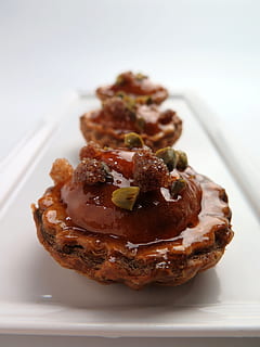 Rum, suite, pane, torta, crostata, dolce, pasticceria francia, zucchero, est, Shigeto, cibo, noccioline, cibo e bevande, nessuno, Uvetta, cibo dolce, carne, freschezza, pronto a mangiare, natura morta, avvicinamento, in casa, piatto, indulgenza, concentrarsi sulle conoscenze acquisite, porzioni, tentazione, mangiare malsano, sfondo bianco, tavolo, vista dall'alto, spuntino, vassoio, 2K, CC0, dominio pubblico, privo di copyright