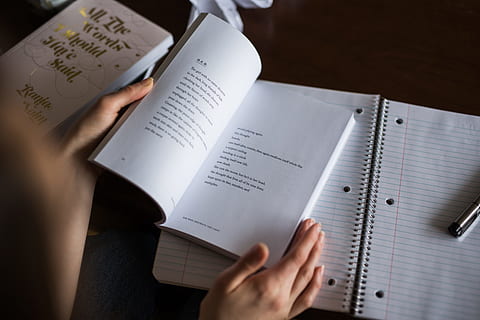 persoană flipping carte, Persoana care deschide cartea, masa, persoana tanara, poezie, carte, studiu, citind, Notă, scris, document, oameni, umană, o persoana, deținere, vedere în unghi mare, partea corpului uman, selectiv, în interior, documente, hârtie, stilou, mână, cartelă de note, text, Afaceri, a închide, comunicare, publicare, adult, listă, pentru a face lista, 5K, CC0, domeniu public, fără drepturi de autor