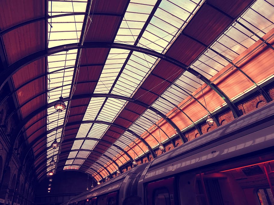 luci, costruzione, treno, progettazione architettonica, architettura, mattoni, soffitto, design, futuristico, bicchiere, oggetti di vetro, in casa, interno, moderno, acciaio, metropolitana, stazione ferroviaria, viaggio, urbano, trasporto ferroviario, trasporto pubblico, mezzi di trasporto, modo di trasporto, treno - veicolo, nessuno, struttura costruita, modello, Inquadratura dal basso, piattaforma della stazione ferroviaria, giorno, vetro - materiale, tetto, attrezzatura per l'illuminazione, 5K