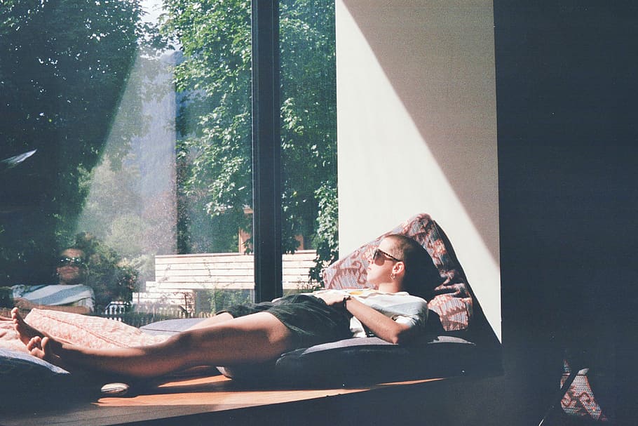 home, estirat, coixí, al costat, finestra de vidre, persona, posada, coixins, de cara, llum solar, finestra, relaxa't, llum, fred, mirar fora, mirant per la finestra, vsco, noia, sincera, França, chamonix, una persona, relaxació, persones reals, estils de vida, dones, adult, adult jove, activitat d'oci, gots, dia, femelles, a l'interior, assegut, dones joves, longitud completa, 4K