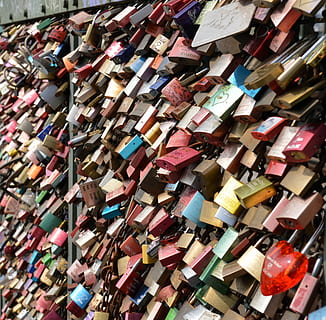 hrad, visací zámek, visací zámky, hrady, milovat, most, láska zámky, symbol lásky, kov, Kolín nad Rýnem, bezpečnostní, láska hrad, u-lock, vypnout, klíč, omezení, dokončena, hohenzollern most, zámek, velká skupina objektů, hojnost, vícebarevné, pozitivní emoce, ochrana, bezpečnost, celý rám, pozadí, nikdo, láska zámek, zábradlí, výběr, den, závěsný, variace, emoce, venku, 4K, CC0, veřejná doména, bez autorských práv