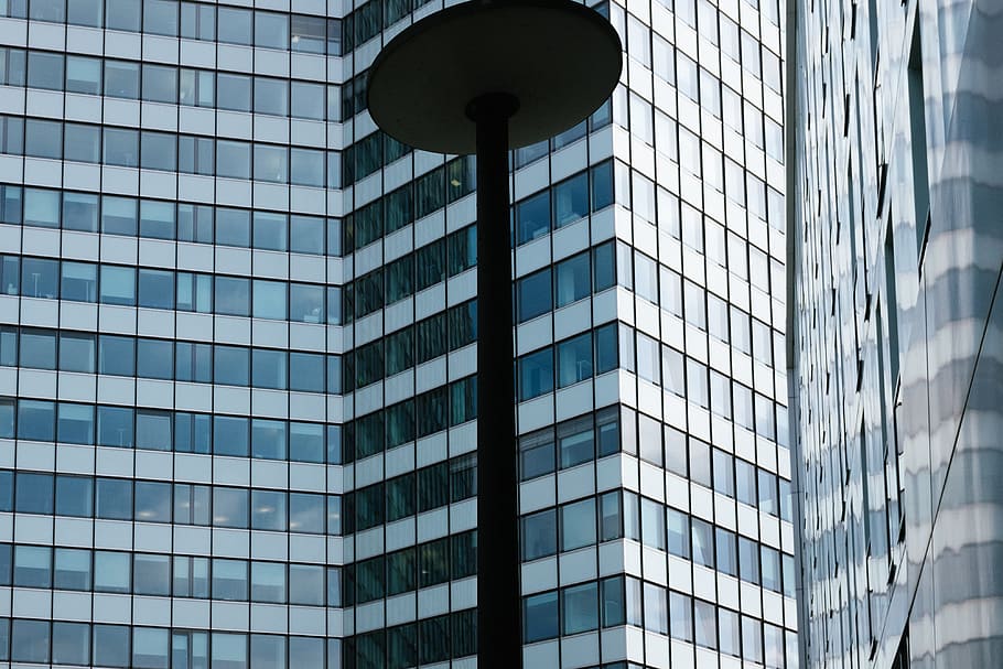 davanti, costruzione, lanterna, architettura e paesaggio urbano, architettura, grattacielo, edificio per uffici, vetro - materiale, finestra, moderno, scena urbana, esterno dell'edificio, struttura costruita, riflessione, attività commerciale, distretto del centro, blu, Torre, città, facciata, futuristico, alto - alto, architettura ed edifici, vita di città, acciaio, finanza, all'aperto, Inquadratura dal basso, edificio per uffici esterno, ufficio, nessuno, fotogramma intero, giorno, modello, luce, bicchiere, 4K