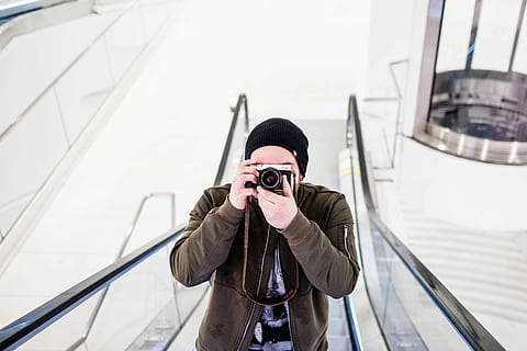 mężczyzna, trzymać, ruchome schody, slr camera, na dworze, mężczyźni, ludzie, jedna osoba, dorosły, kaukaskie pochodzenie etniczne, aparat fotograficzny - sprzęt fotograficzny, podróżować, przedni widok, tylko dla dorosłych, tylko jeden człowiek, tematy fotograficzne, fotografowanie, technologia, prawdziwi ludzie, sprzęt fotograficzny, transport, styl życia, dzień, czynność, spędzania wolnego czasu, architektura, kurtka, na stojąco, codzienne ubrania, fotograf, aparat cyfrowy, zasłonięta twarz, ciepłe ubranie, 5K, CC0, domena publiczna, darmowe zdjęcia