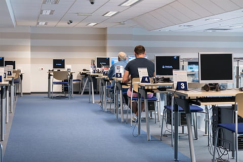 deux, Hommes, séance, chaises, de face, tourné, moniteurs d'ordinateur, bibliothèque, livre, en train de lire, des ordinateurs, éducation, connaissance, location, Kielce, le livre est, livres dans la bibliothèque, lis, table, à l'intérieur, Bureau, mâles, jeune adulte, adulte, affaires, personnes, La technologie, homme d'affaires, Vrais gens, siège, chaise, les jeunes hommes, travail, Occupation, affaire d'entreprise, 2K, CC0, domaine public, libre de droits