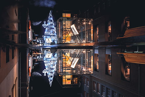 scenario, albero di Natale, bianca, luci di stringa, edificio marrone, costruzione, architettura, luci, riflessione, acqua, struttura costruita, esterno dell'edificio, illuminato, nessuno, notte, natura, città, luogo di culto, mezzi di trasporto, all'aperto, nave nautica, attrezzatura per l'illuminazione, modo di trasporto, luce, attività commerciale, 5K, CC0, dominio pubblico, privo di copyright
