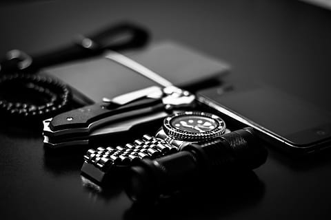 blanco y negro, oscuro, tecnología, lujo, cromo, de cerca, electrónica, equipo, gadgets, adentro, sombra, acero, reloj, nadie, enfoque selectivo, metal, foto de estudio, mesa, instrumento musical, cultura de las artes y entretenimiento, naturaleza muerta, vista de alto ángulo, música, comunicación, reloj de pulsera, de color negro, conexión, hora, 5K, CC0, dominio público, libre de derechos