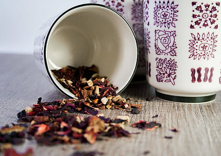 blanc, negre, ceràmica, tassa, pedres de colors assortits, tee, beure, vaixella, calenta, porcellana, pressupost, tassa de cafè, tasses de cafè, tassa de te, tassa buida, cuina, aroma, l'hora del te, benefici de, fruites, deliciós, servei tècnic, gaudeix, vidre, decoració, relaxa't, descans, tranquil, tarda, menjar i beguda, benestar, te, menjar, refresc, primer pla, a l'interior, alimentació saludable, material de fusta, te - beguda calenta, enfocament selectiu, taula, cap gent, frescor, beguda calenta, fulles de te, herba, 2K, CC0, domini públic, lliure de regalies