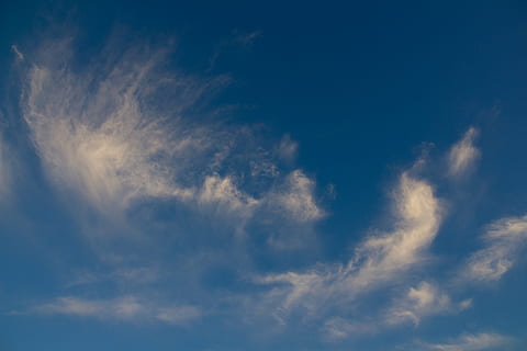 himmel, nube, estate, nuvola - cielo, cielo, blu, bellezza nella natura, scenics - natura, Cloudscape, natura, nessuno, sfondi, atmosfera, cielo drammatico, la tranquillità, vento, cielo lunatico, ambiente, Inquadratura dal basso, nuvoloso, scena tranquilla, meteorologia, all'aperto, clima, luminosa, wispy, 5K, CC0, dominio pubblico, privo di copyright