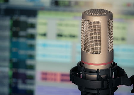 nuotrauka, pilka, kondensatoriaus mikrofonas, mikrofonas, garsas, kompiuteris, interviu, reporteris, klausimas, įrašas, pritariamai dainuoti, studija, muzikantai, muzika, žaisti, stereo, podcast, transliacijos, auksas, bosas, įvesties įrenginį, technologijos, sutelkti dėmesį į naujas žinias, Iš arti, komunikacijos, meno kultūra ir pramogos, nėra žmonių, garso įrašymo įranga, garso įranga, kalbėti, įranga, kalba, įrašų studija, klausytis, žiniasklaida, transliavimo, triukšmas, elektros įranga, 4K, CC0, Viešasis domenas, nemokamai